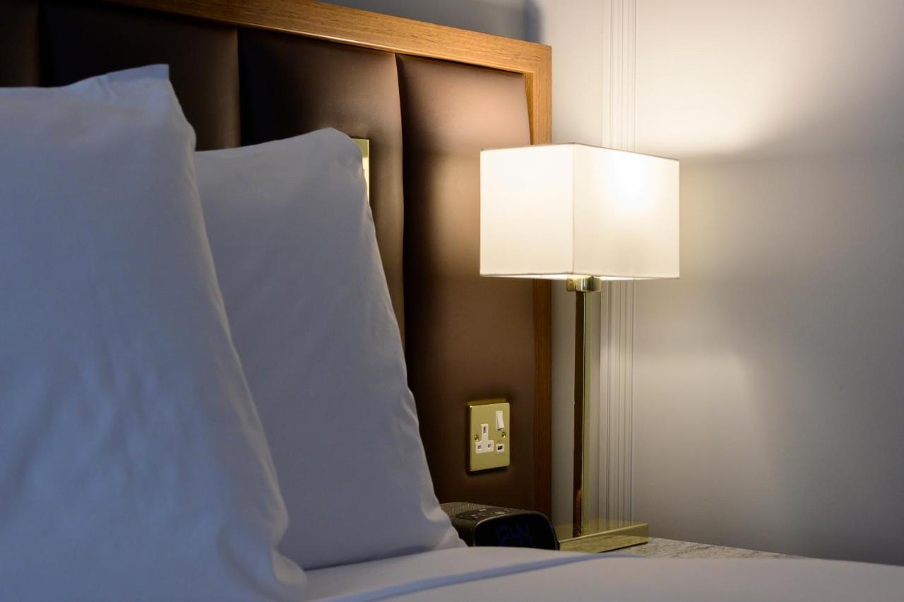 네스 워크 호텔 인버네스 외부 사진 A 13 A (3 kW) socket in a hotel room