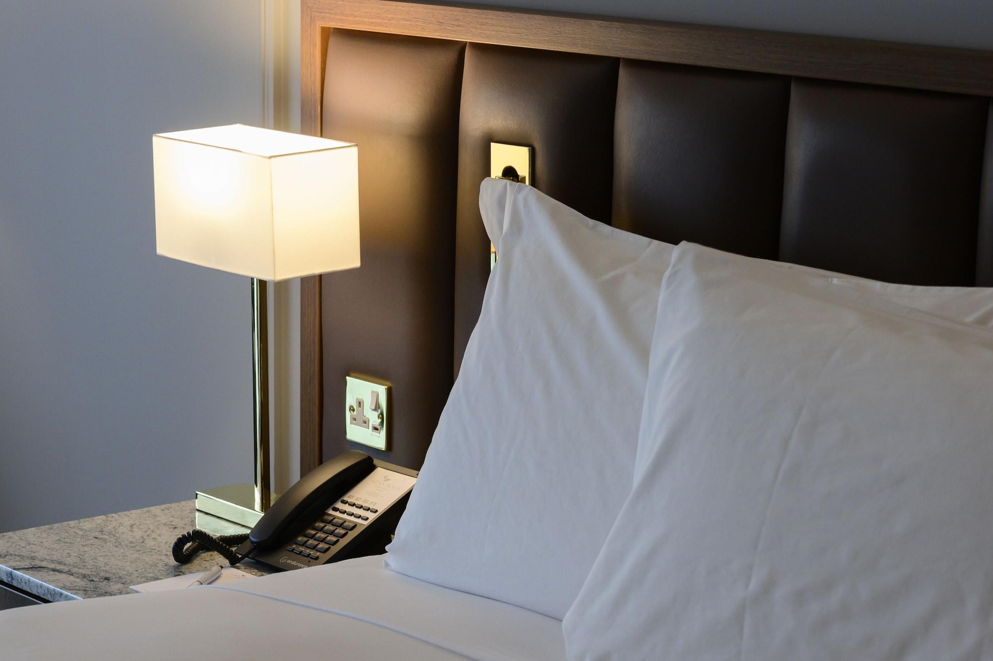 네스 워크 호텔 인버네스 외부 사진 A lamp on a bedside table