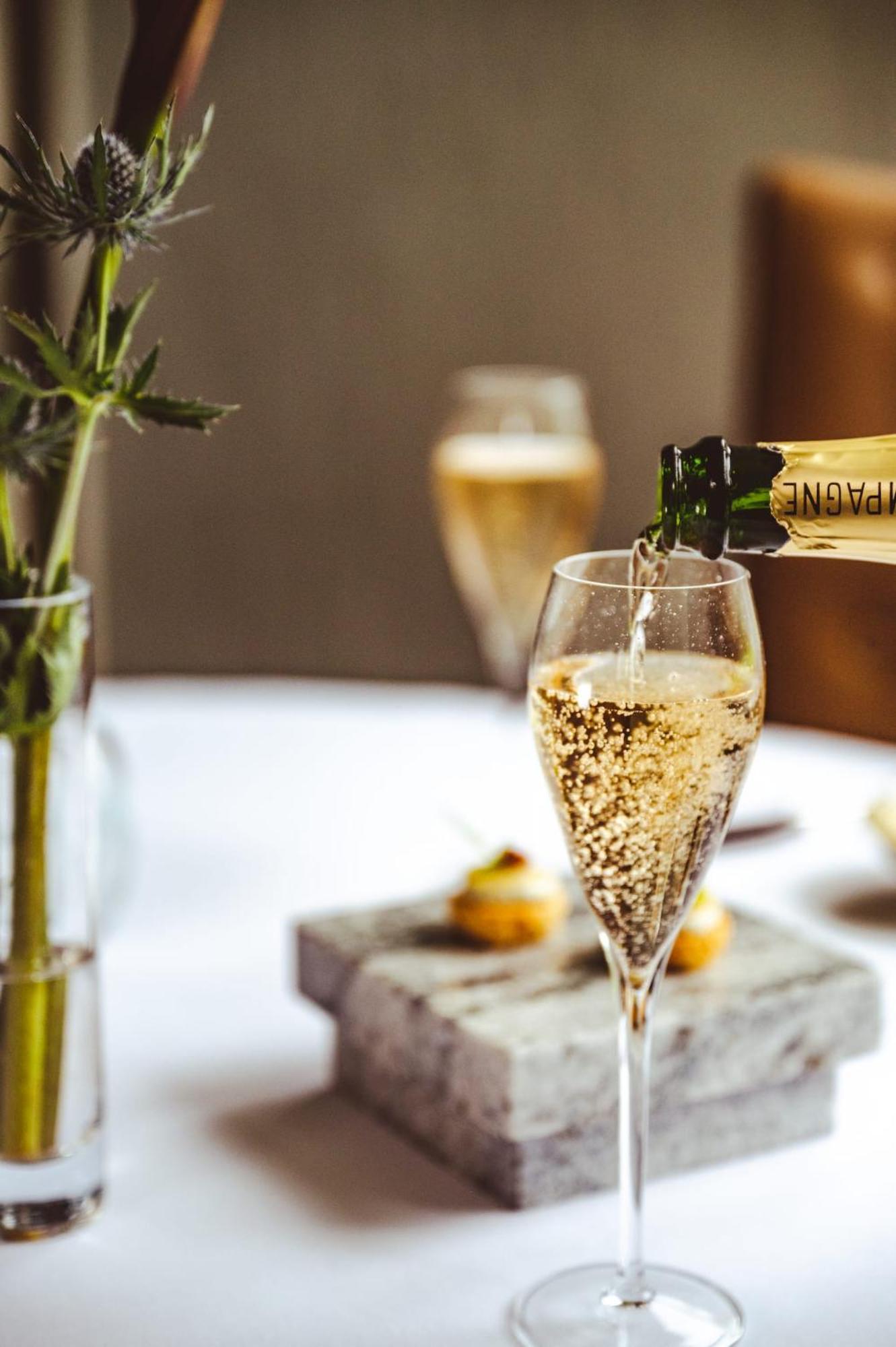 네스 워크 호텔 인버네스 외부 사진 Champagne being poured